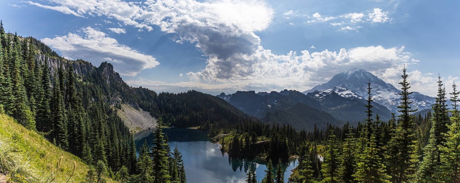 Mount Rainier and evergreen forests to represent where to buy e-bikes in Washington State