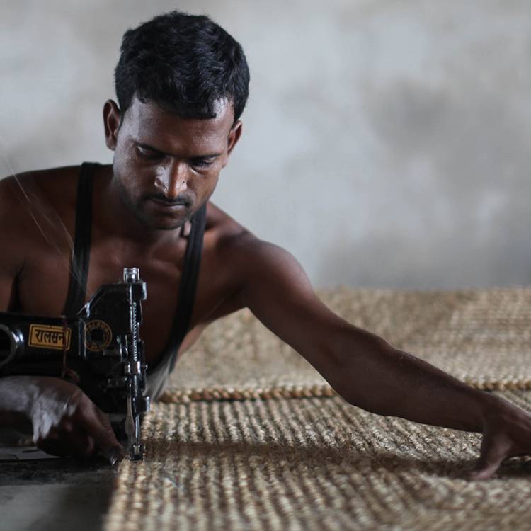 Weaving-on-Handlooms_4_750x750.jpg