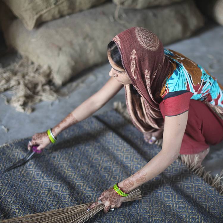 Weaving-on-Handlooms_5_750x750.jpg
