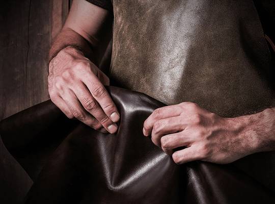 Man testing leather quality for Ekster