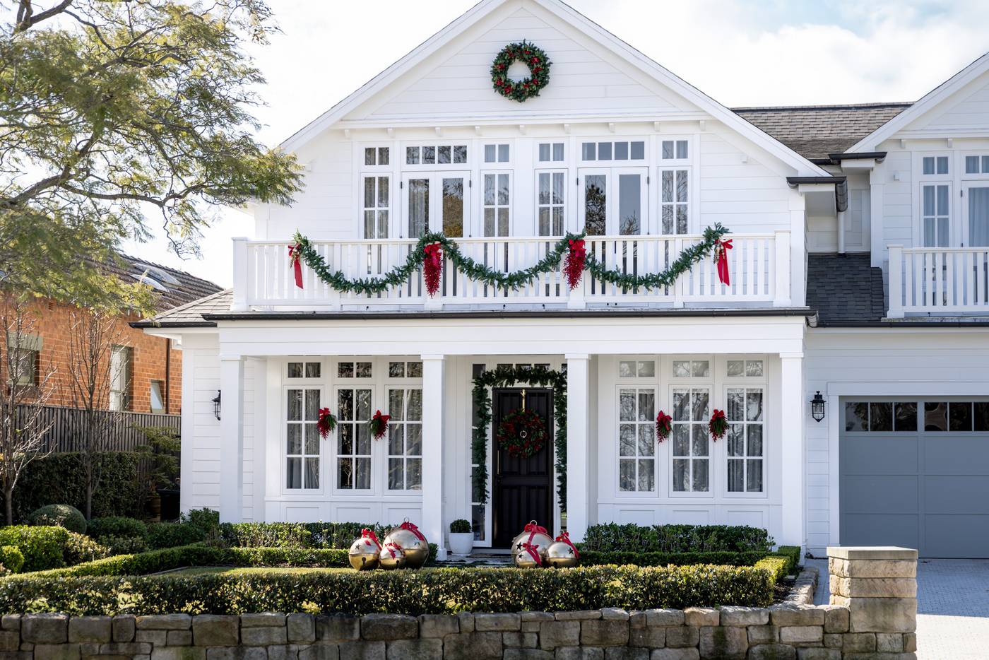 Wreath Velvet Cushion Cover (Red)