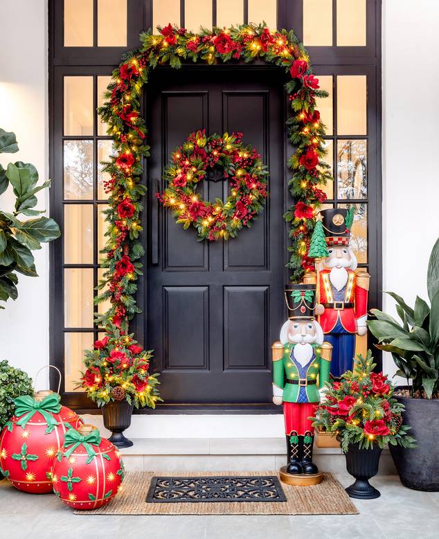 Wreath Velvet Cushion Cover (Red)