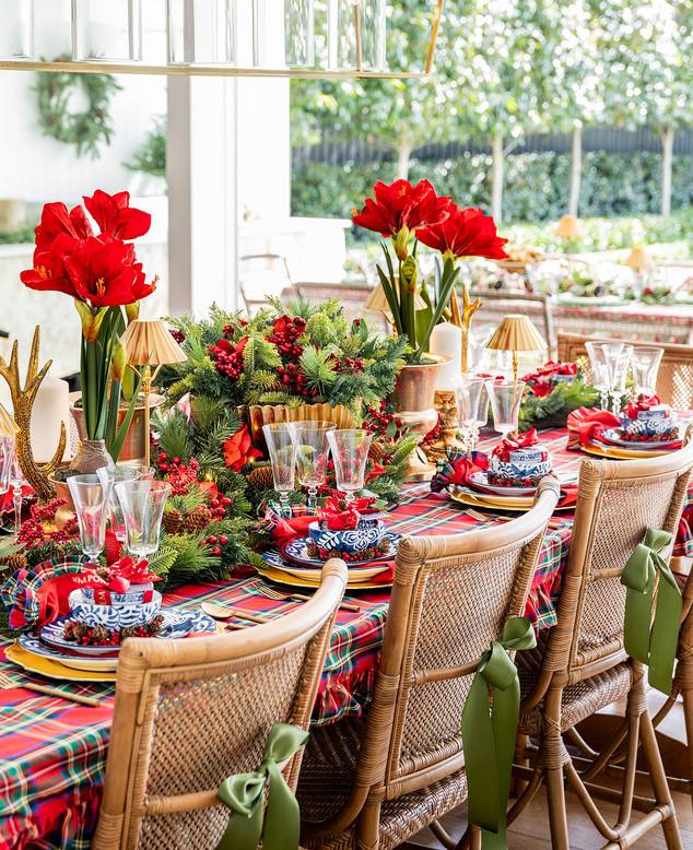 Wreath Velvet Cushion Cover (Red)