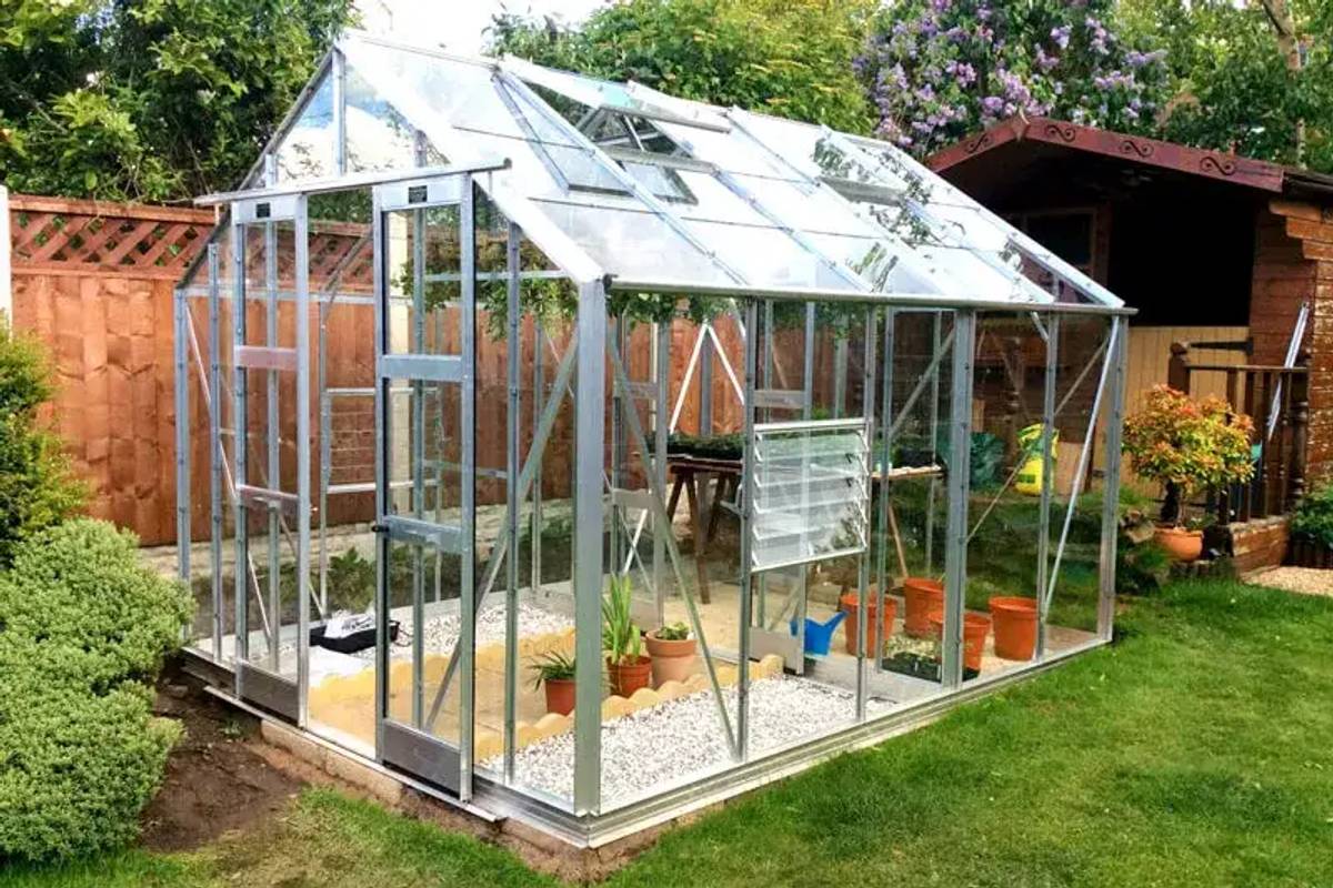 Belmont greenhouse with partition