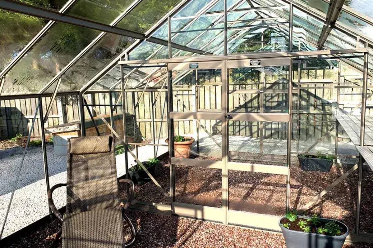 Classique Greenhouse with partition