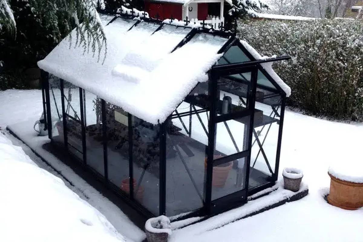 Elite Craftsman greenhouse covered by snow