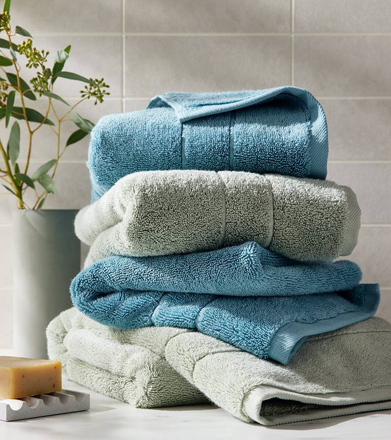 https://cld.accentuate.io/264746926170/1644604288220/BKL_21-12_2022Q2TowelsRobe_Lifestyle_Bath_SP_HT_MossyGreyAquaBlue_057x_8x9_WO.jpg?v=0&options=w_768