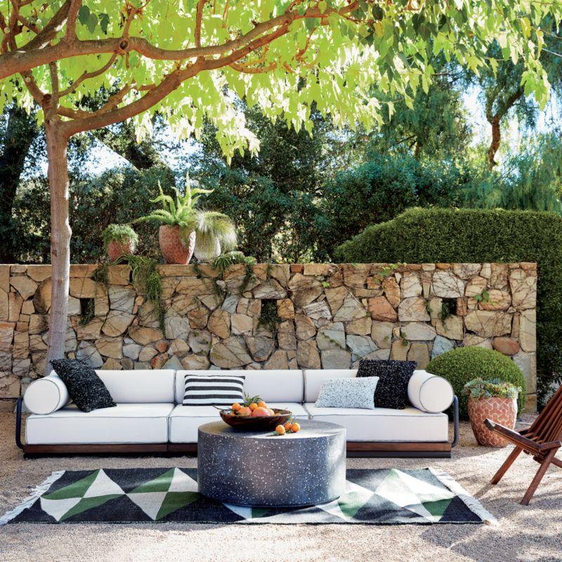 OUTDOOR SOFAS & SECTIONALS