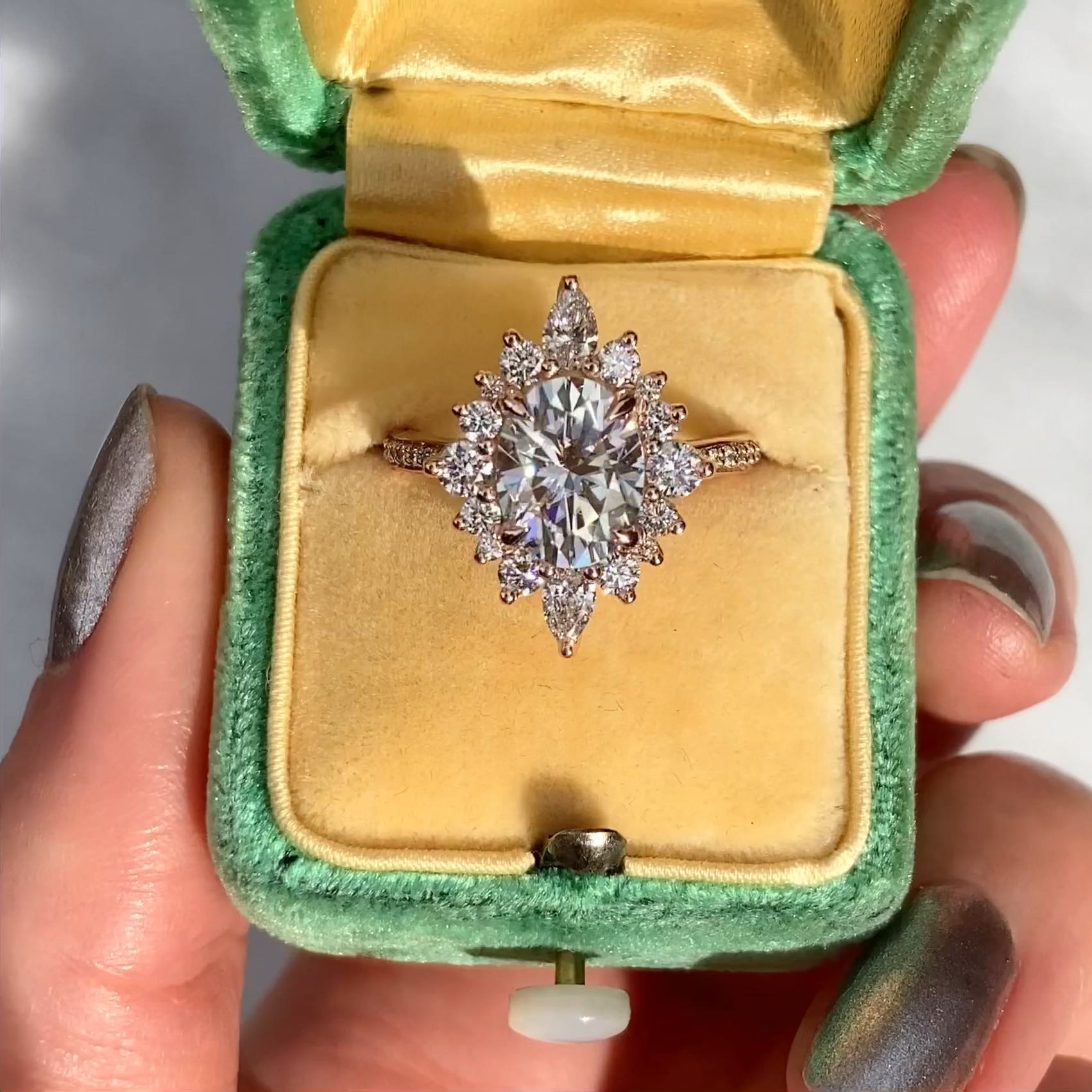 French 1950s 18K gold diamond cluster ring