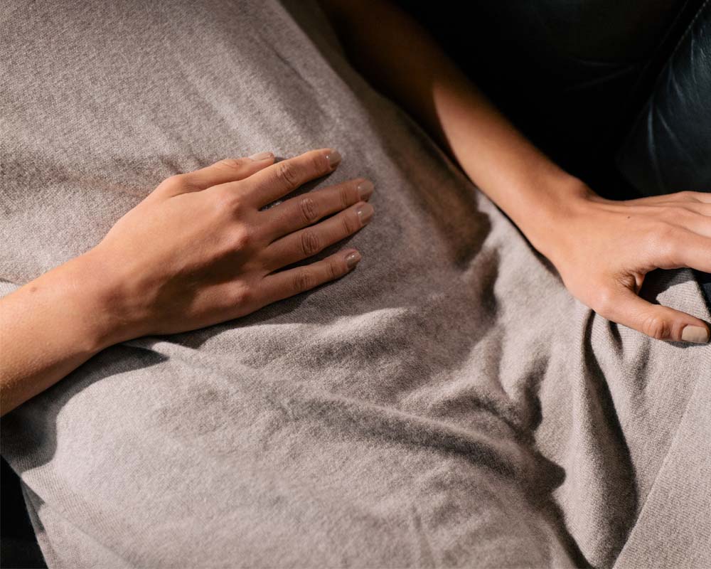 CBD Creme gegen Regelbeschwerden mit natürlichen Inhaltsstoffen.