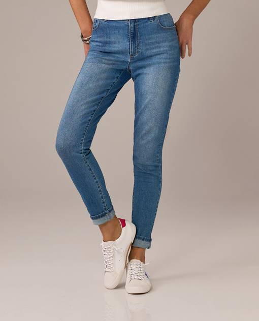Models wearing a blue skinny jean