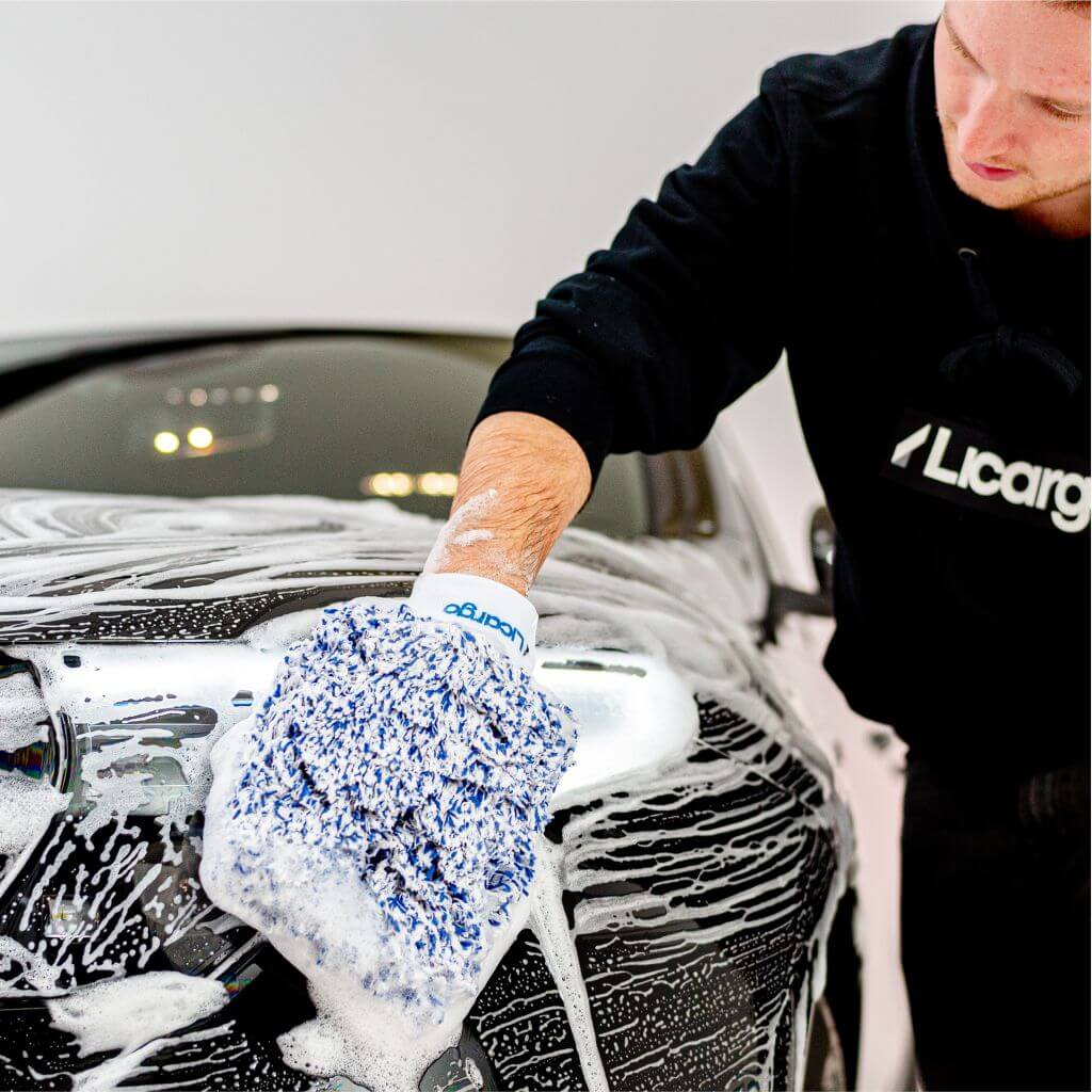 Arbeiter wäscht Auto mit Schwamm - ein lizenzfreies Stock Foto von Photocase