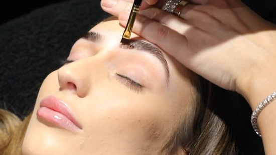 {"en"=>"Henna Application", "fr"=>"Application du henné", "de"=>"Henna-Anwendung", "it"=>"Applicazione dell'henné", "nl"=>"Henna-applicatie", "es"=>"Aplicación de henna"}