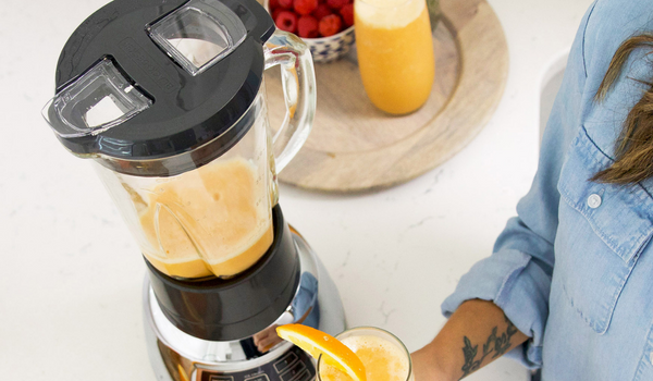 blender making fresh orange juice