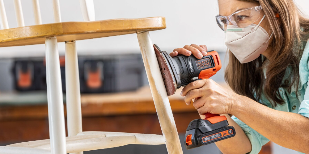 woman using mouse sander