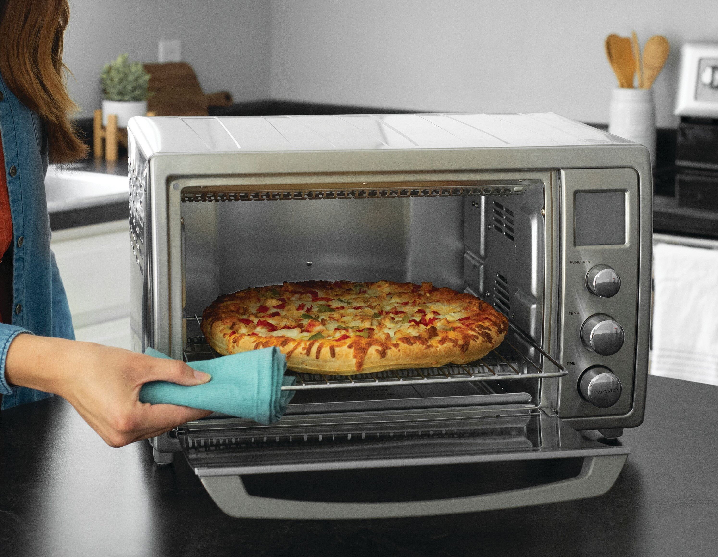 Crisp N bake air fry countertop oven with no preheat baking pizza.