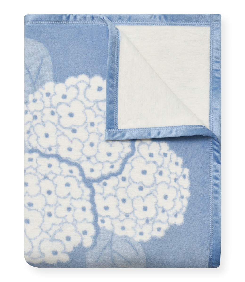 パニャ Hydrangeas Bluebell Oversized & Throw Blanket | ChappyWrap