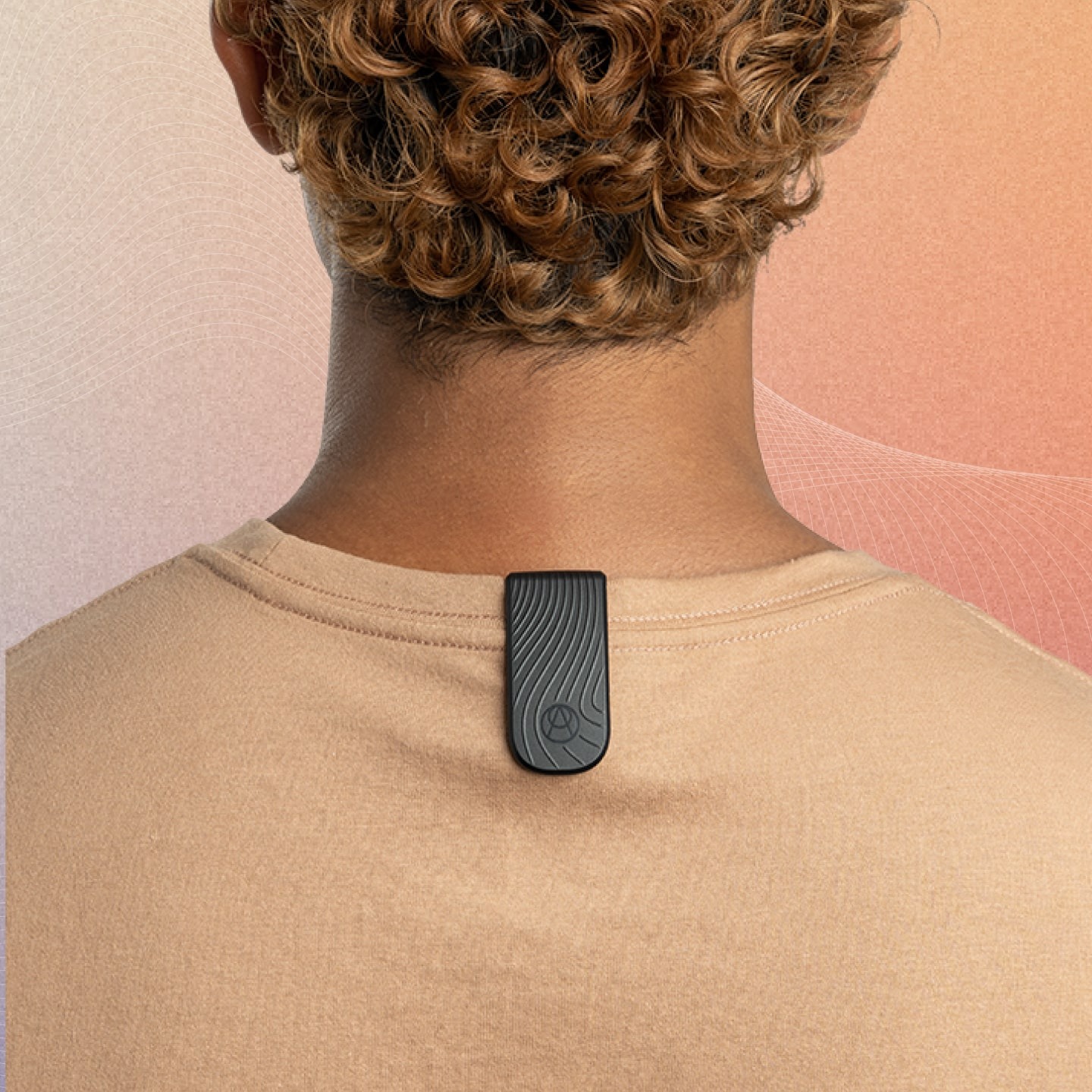 Man wearing an Apollo on his back, using an Apollo Clip