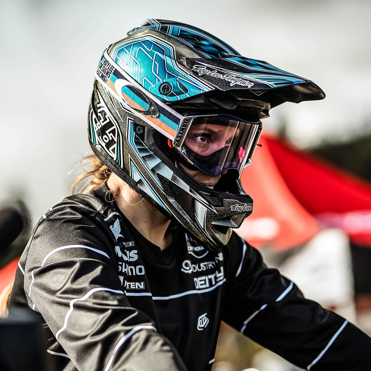 D4 Carbon Helmet w/MIPS, Stealth Black / Silver | Troy Lee Designs®