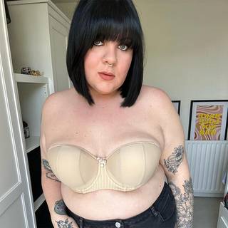Curvy Kate Luxe Strapless Bra Biscotti as worn by @thatgirlsare