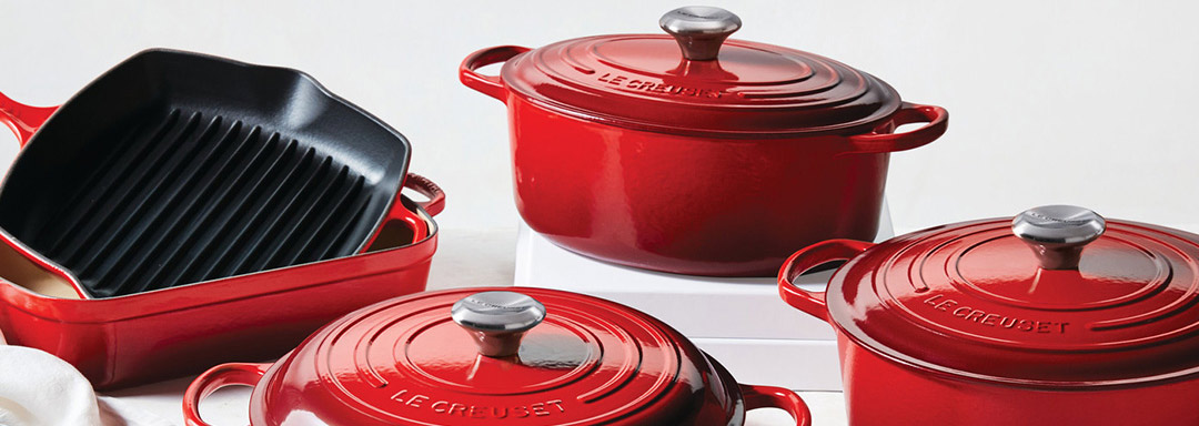 https://cld.accentuate.io/466400075/1669251181521/Le-Creuset-Red.jpg?v=1694675736237&options=