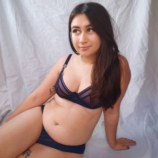 Curvy Kate Lifestyle Plunge Bra Navy as worn by @iamcourtneyjade