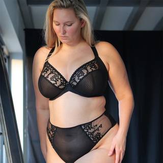 Curvy Kate Centre Stage Full Plunge Side Support Bra Black as worn by @laceandhaze_2