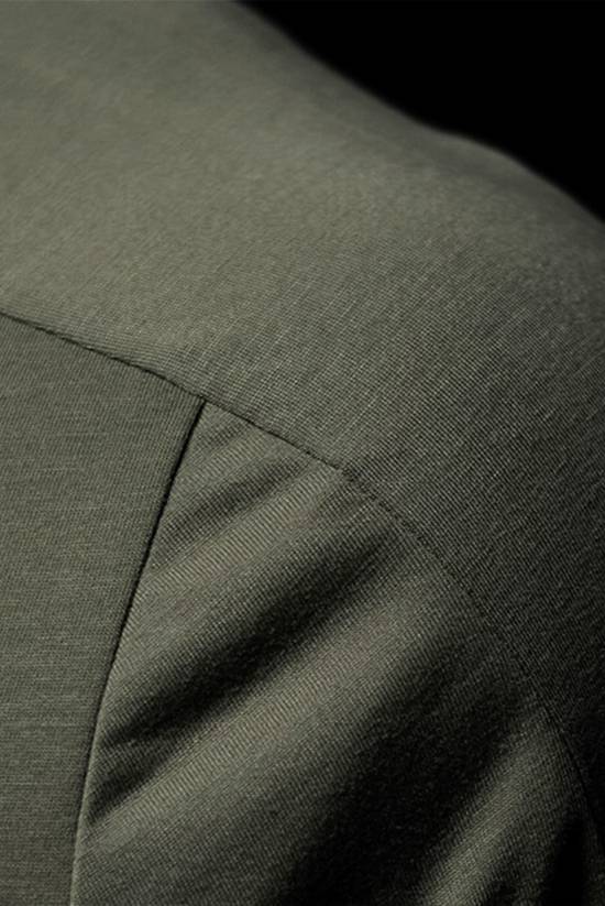 Close up image of the contoured design lines on the Tordra S.S. Crew by Beyond Clothing.
