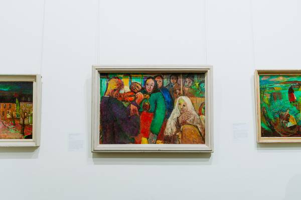 
      Loaning art