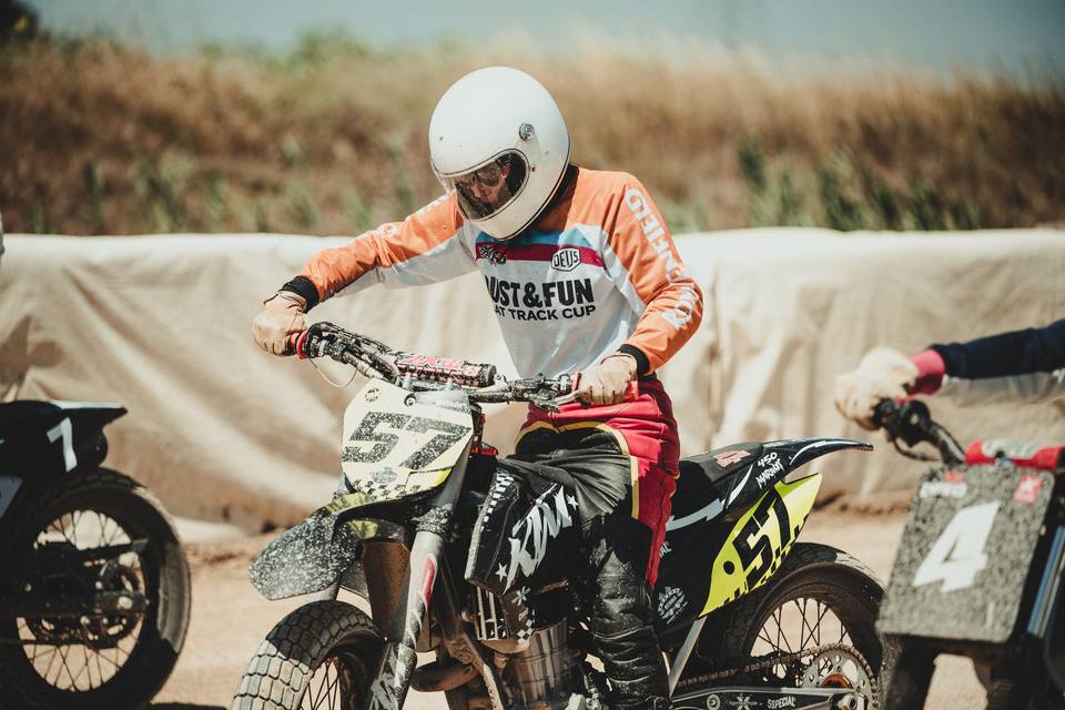 DUST & FUN - FIRST WEEKEND ON THE TRACK – Deus Ex Machina Europe