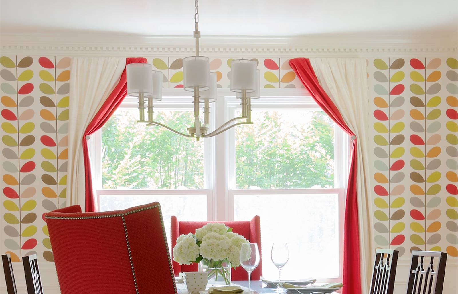 A dining room/Photography: Sean Kelley Photography and Charlotte Safavi (stylist)/A contemporary dining room designed by Katie illustrates how trim can highlight wallpaper accents. Scroll down for the full room reveal.