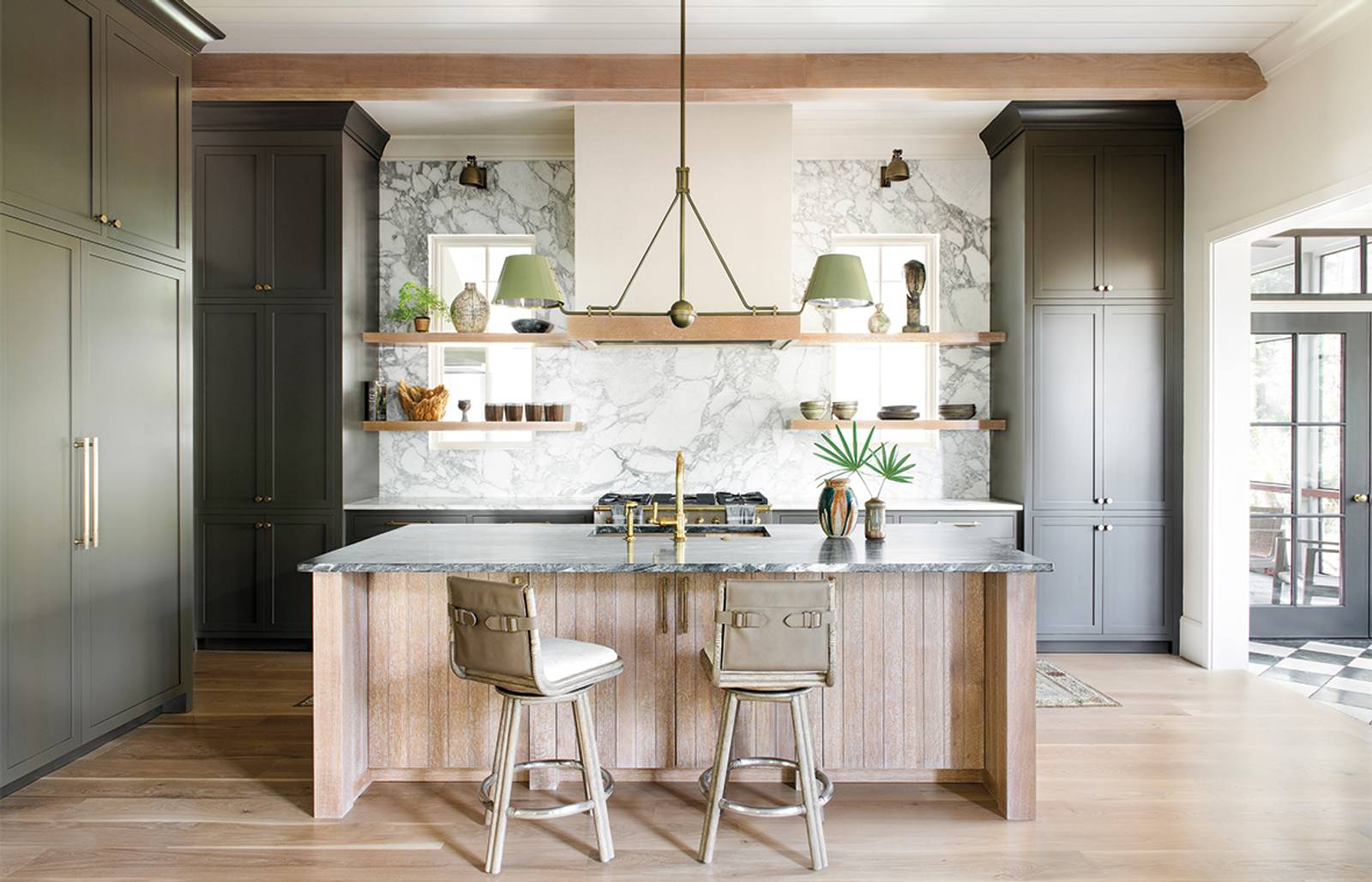 A neutral kitchen/Photography: Katie Charlotte/A recent Color of the Year, Urbane Bronze, appears on the walls of this chic South Carolina kitchen.