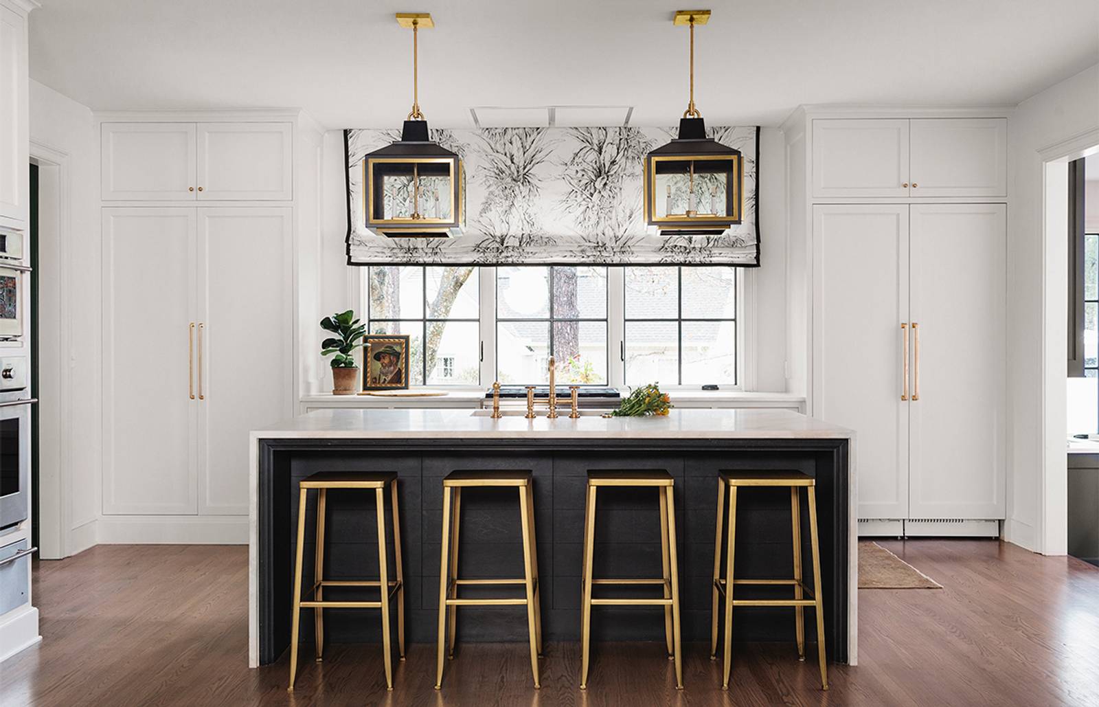 Black and white kitchen/Photography: Graham Yelton/A sharp black, white and gold kitchen designed by Dana.