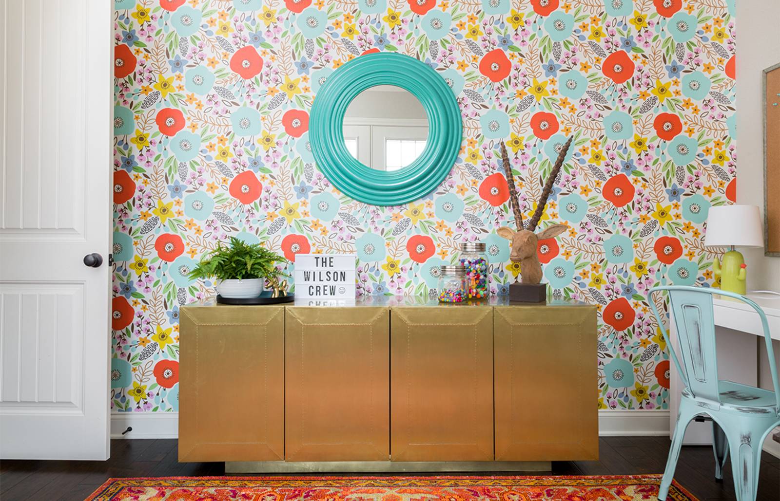 Floral wallpaper wall/Photography: Jeff Jones/A colorful home office features a floral accent wall designed by Lesley Myrick.