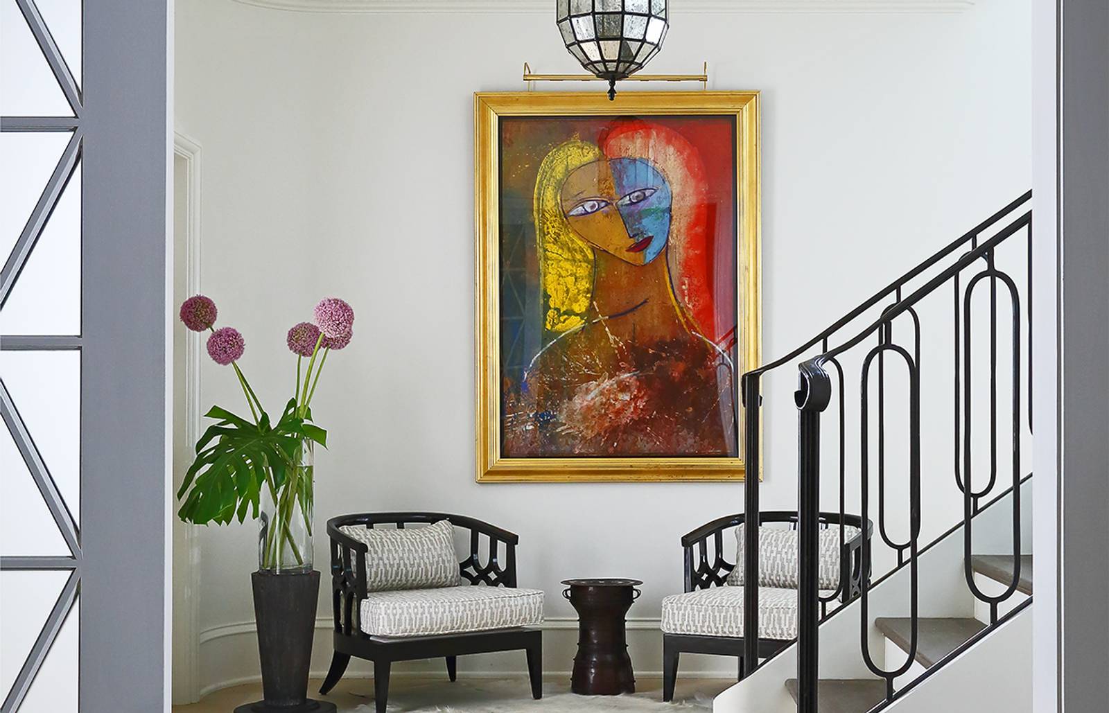 Stairwell with artwork/Photography: Chris Little/A stairwell designed by Tish Mills shows that a neutral wall can make for bold impact.