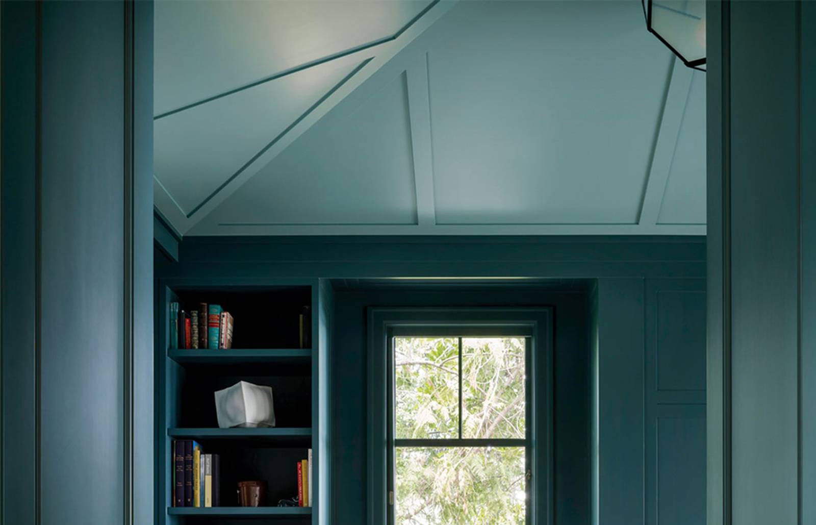 Blue and green office/Photography: Aaron Leitz/An up close look of a ceiling Susan Marinello Interiors designed. Scroll to see the full space!