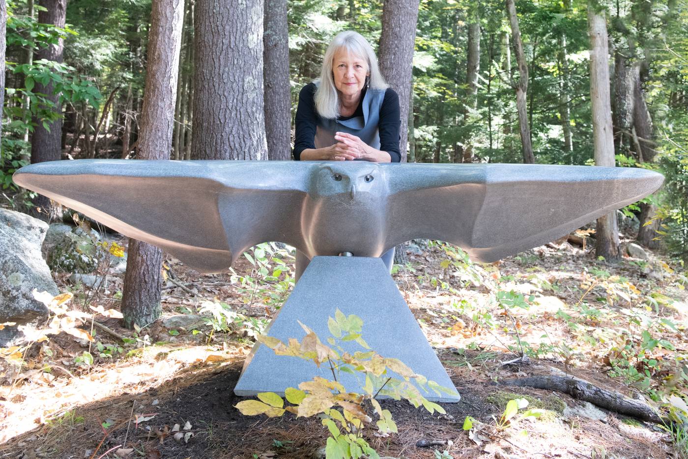 June in the In Libris tunic, leaning over the “Gliding Owl” sculpture by Andreas von Huene
