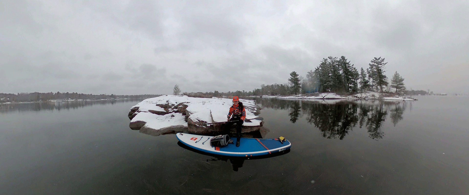 Ein Paddleboard auf einem zugefrorenen See