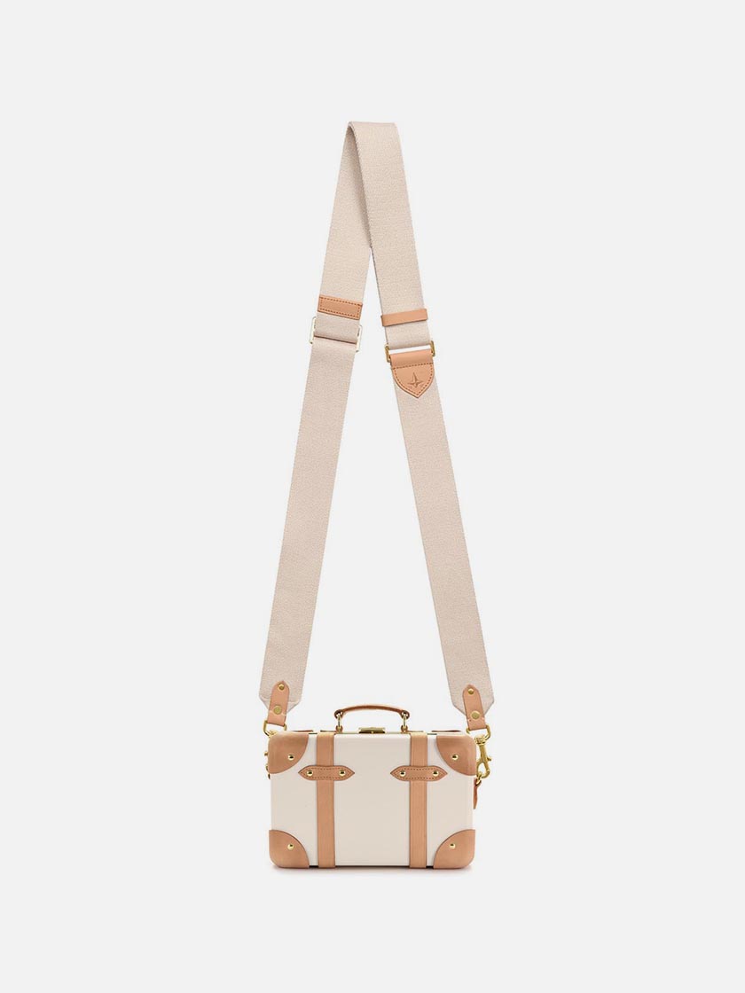 Globe-Trotter-Journal-Blog-Micro-Case-005