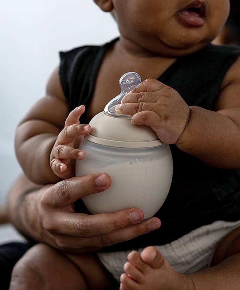 elhee breast and bottle feeding