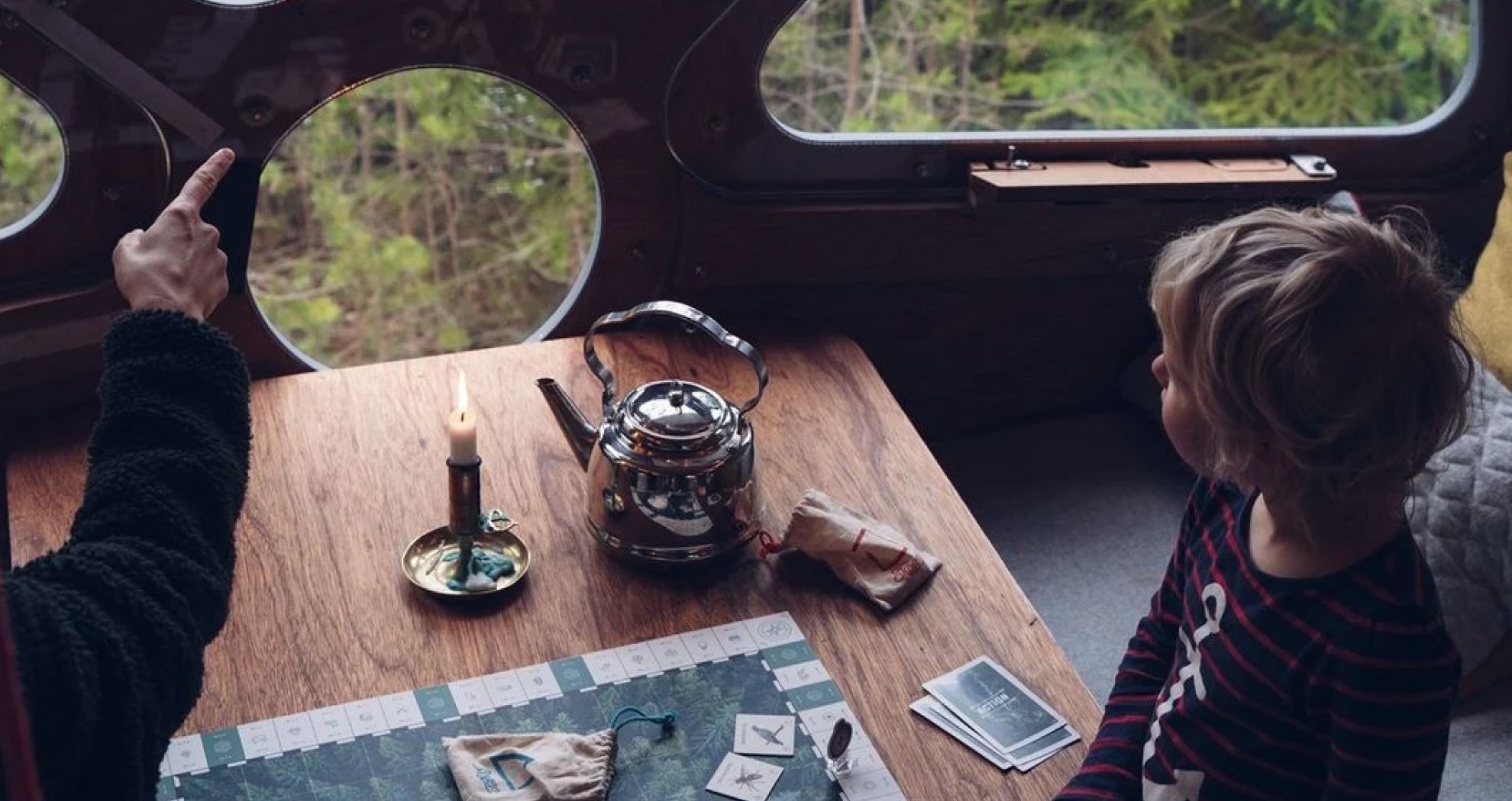 Fuselage prefab treehouse in a scenic spot