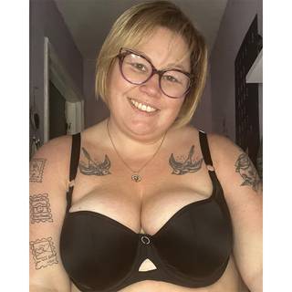 Curvy Kate Boost Me Up Padded Balcony Bra Black as worn by @danas_pluslife