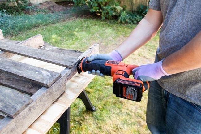 Step 1. Direction’s DIY pallet raised garden bed