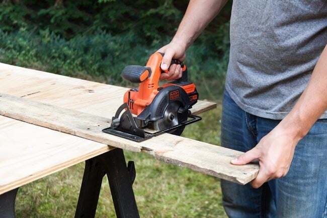 Step 2. Direction’s DIY pallet raised garden bed