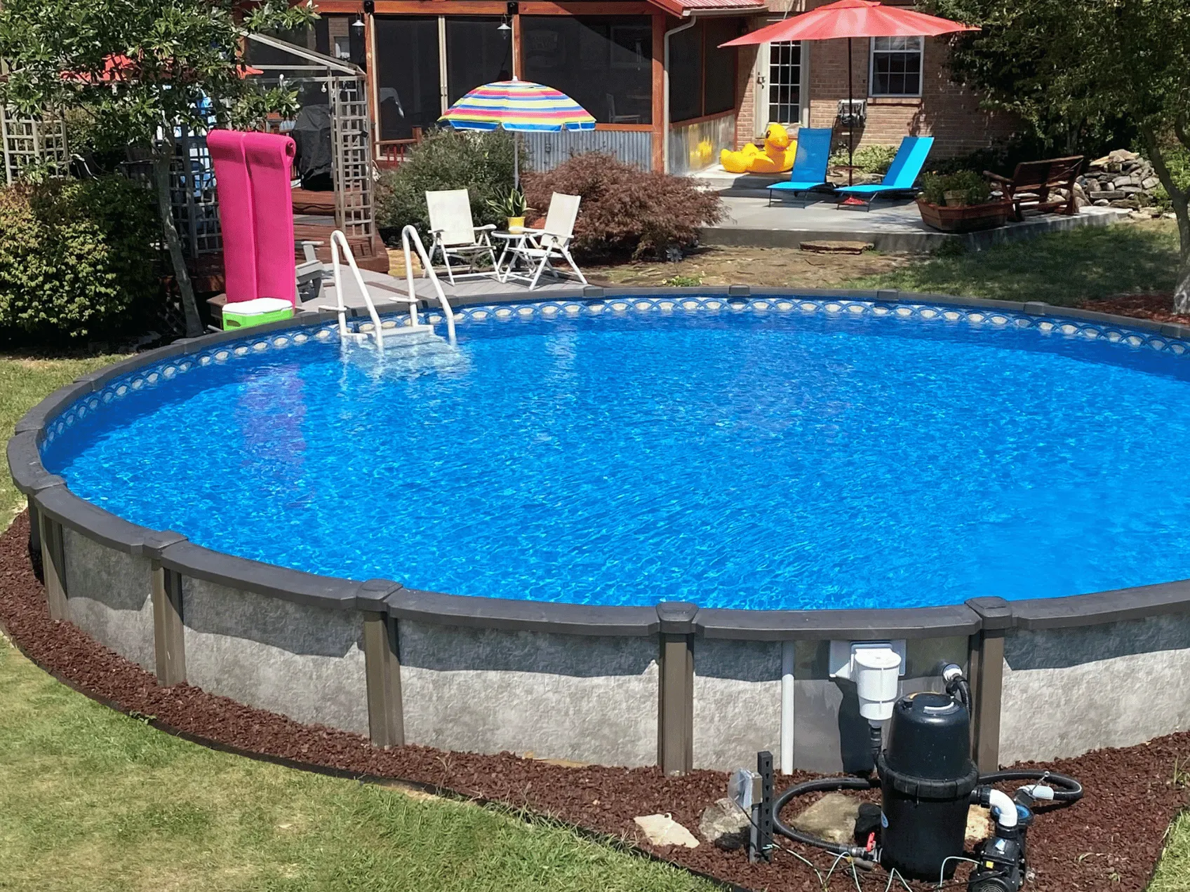 Catalina round uni-bead pool liner in a Saltwater LX round pool
