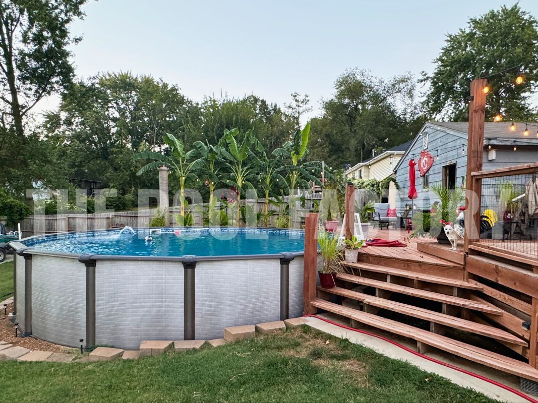 Above-ground round swimming pool with deck access