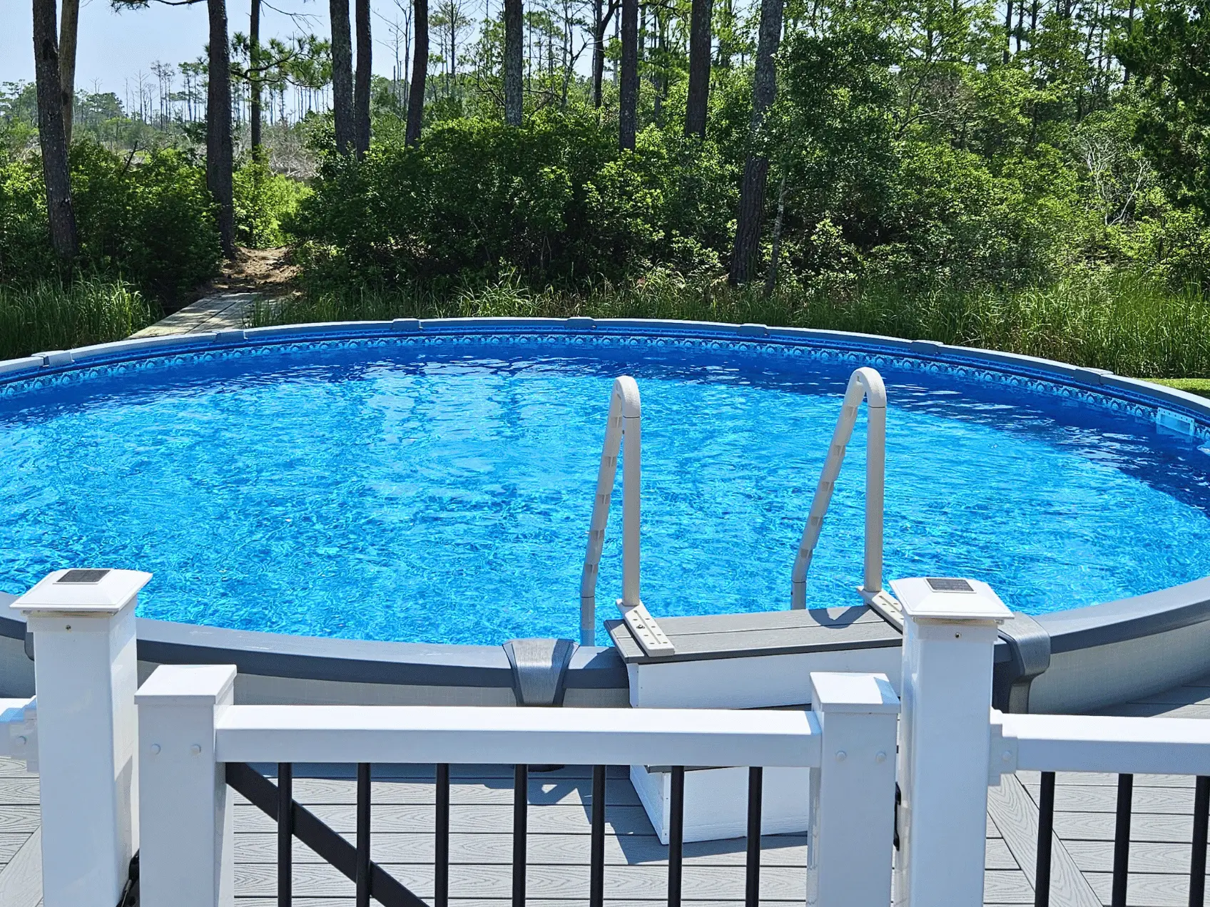 Beach Haven round Uni-bead pool liner in a Saltwater Aurora round pool