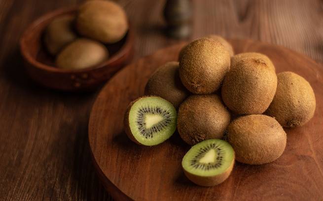 Aufgeschnittene Kiwi als gesundes Lebensmittel auch für Hunde