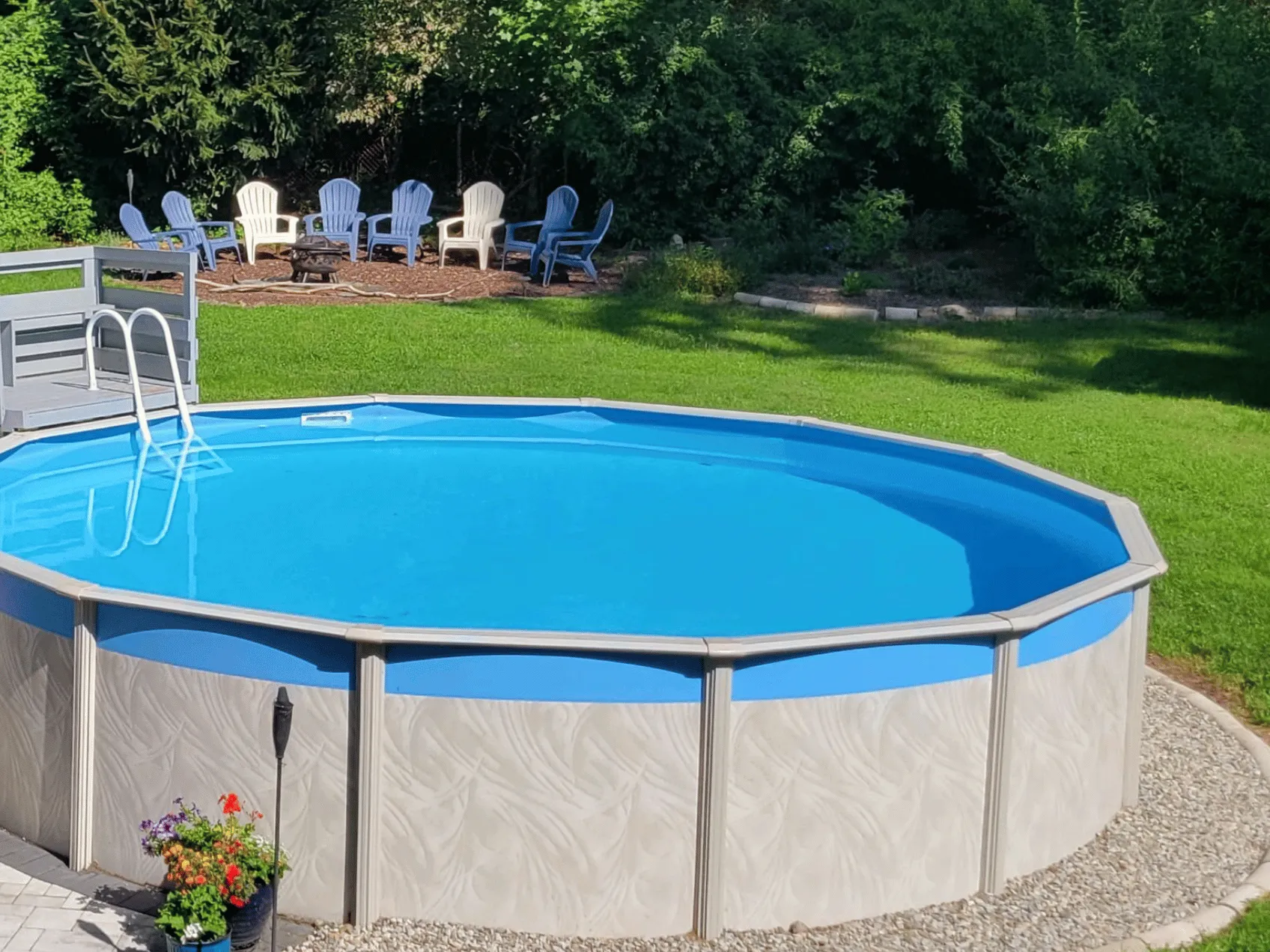 Blue round overlap pool liner in a Bristol round pool
