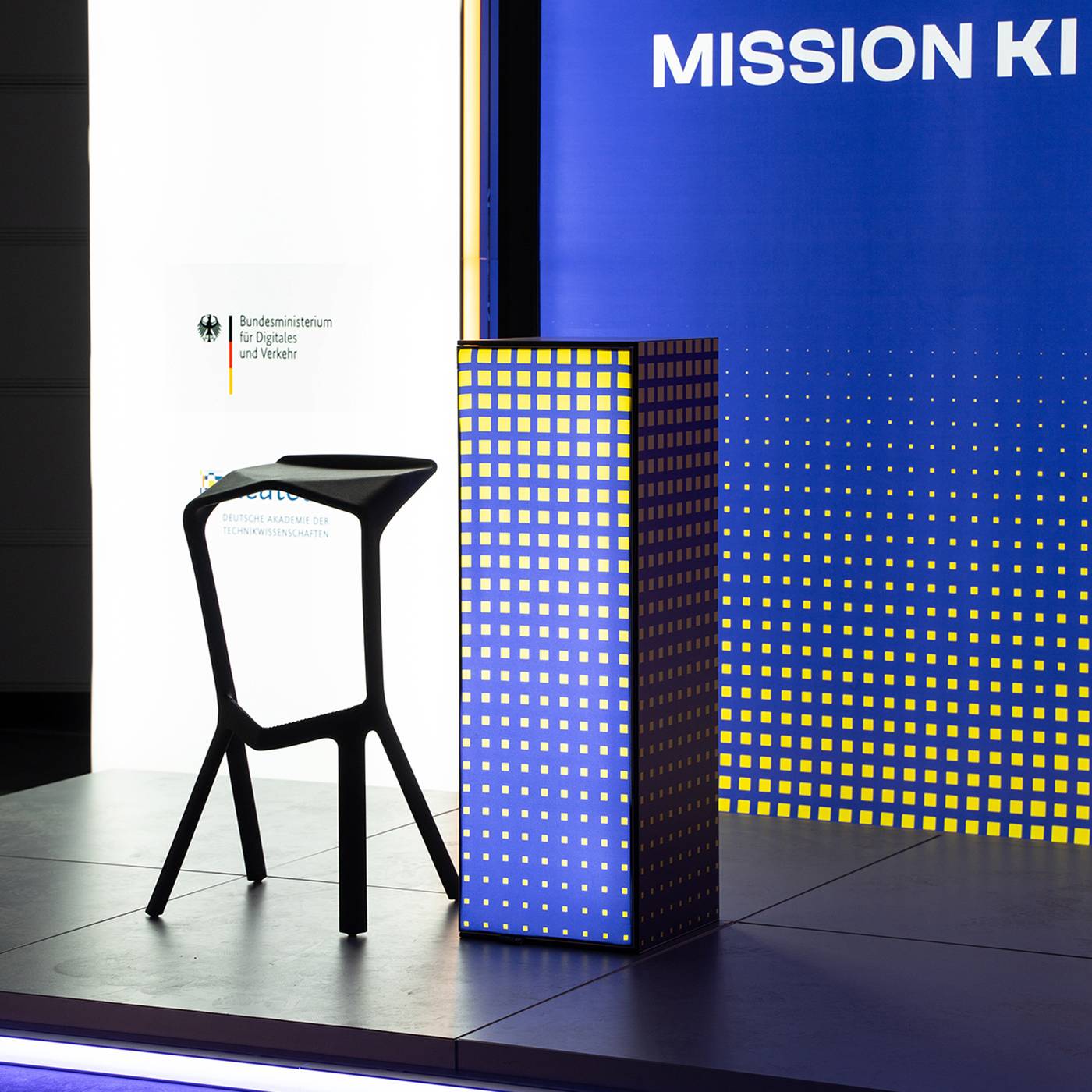 Mobiler LED Counter und Messeboden von Modulap mit Lightboxes und Lightframes für multimedialen mobilen Messestand von Mission KI // mobile exhibition stand with many LED elements, tool-free setup